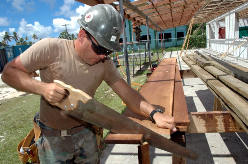 menuisier-LA FARLEDE-min_worker_construction_building_carpenter_male_job_build_helmet-893290